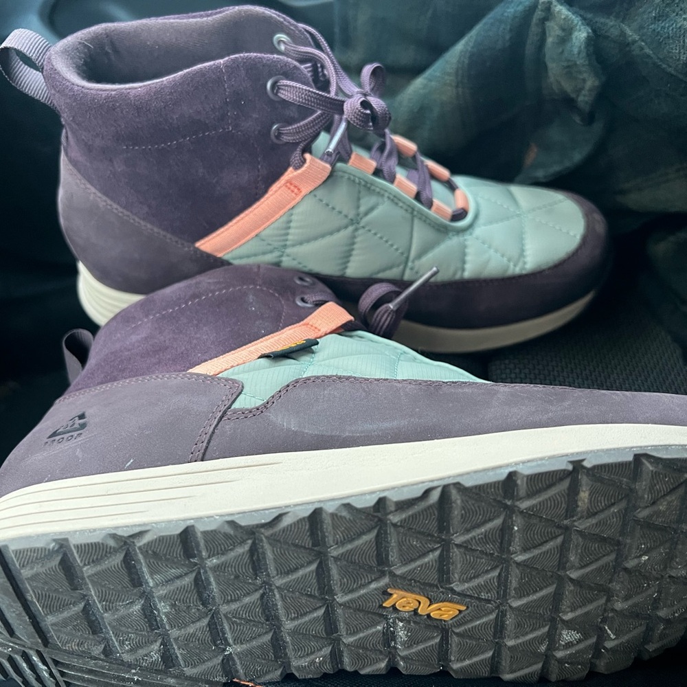 Teva snow boots 9.5 - Picture 4 of 4